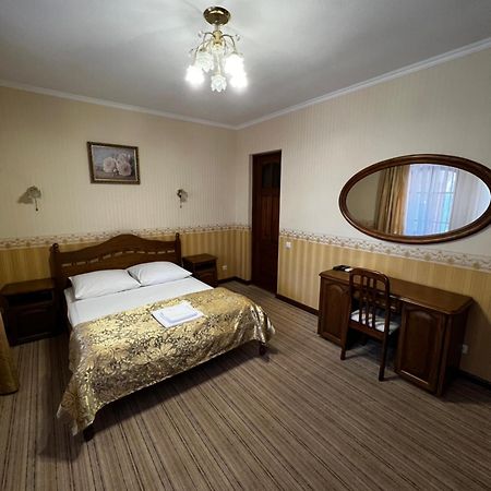 Zolotoy Fazan Hotel Mykolajiv Buitenkant foto
