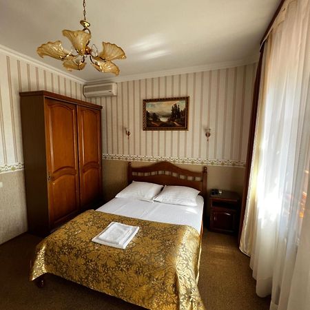 Zolotoy Fazan Hotel Mykolajiv Buitenkant foto