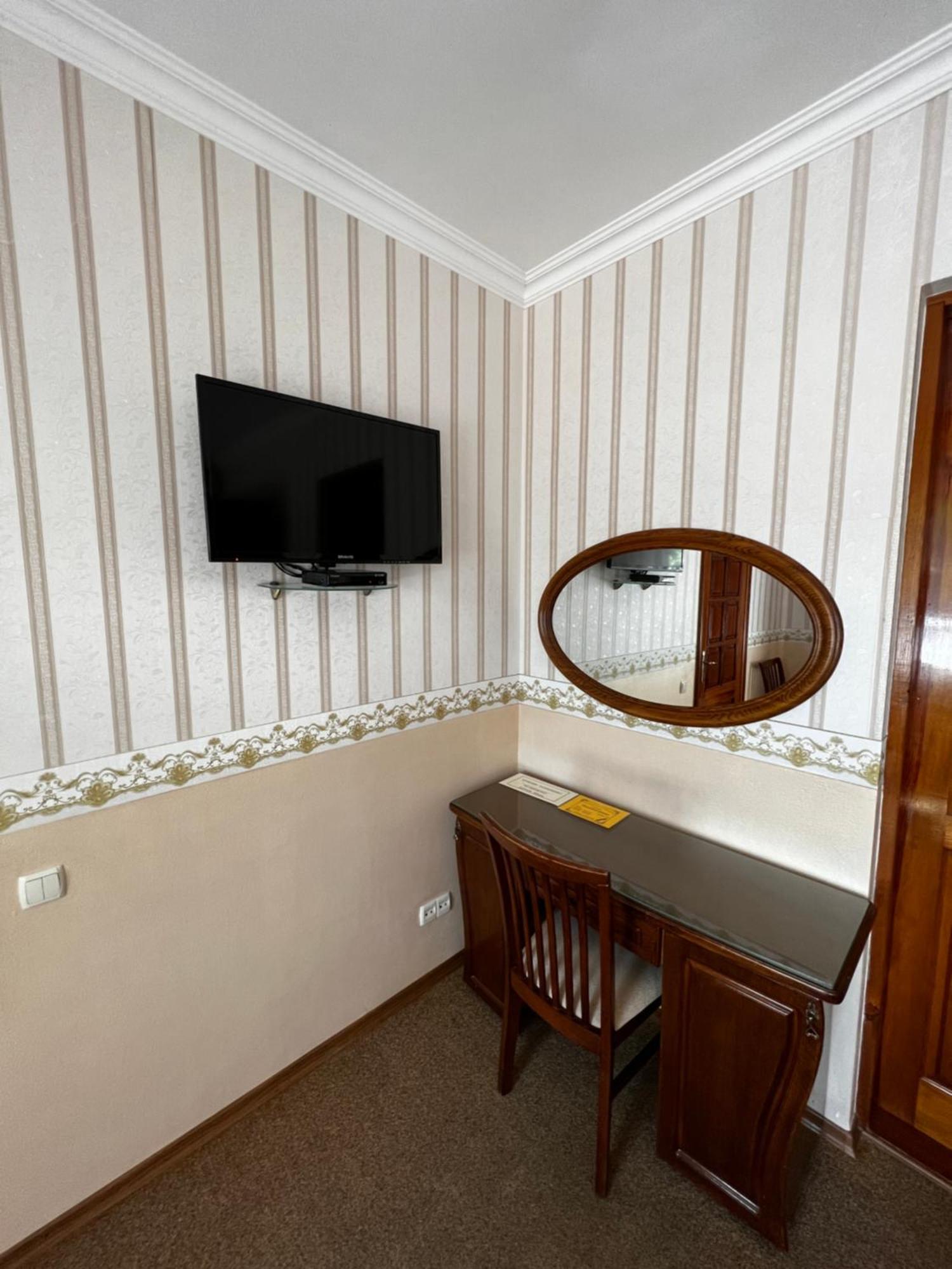Zolotoy Fazan Hotel Mykolajiv Buitenkant foto