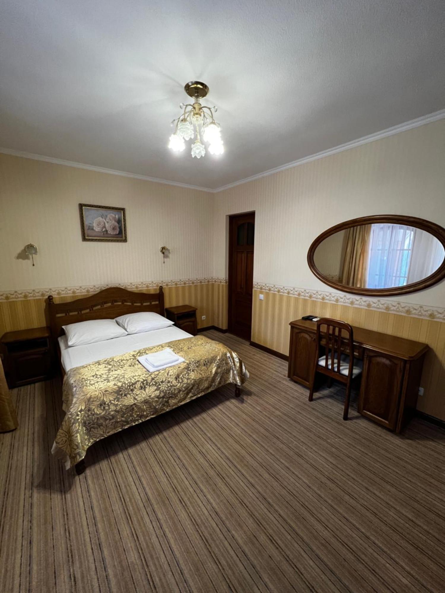 Zolotoy Fazan Hotel Mykolajiv Buitenkant foto