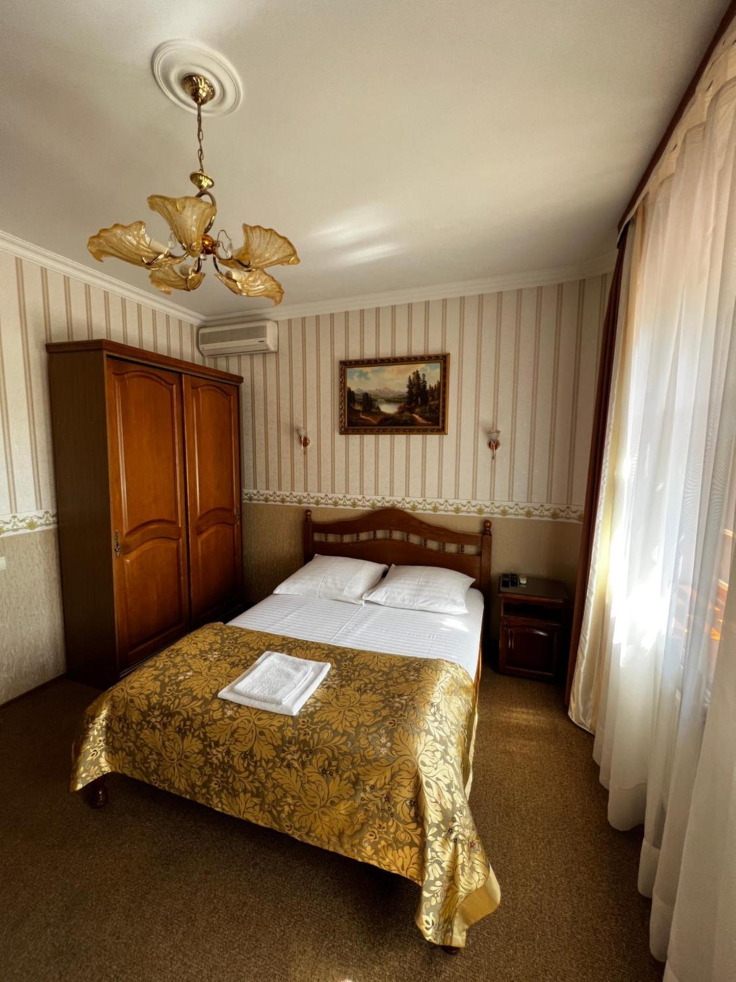 Zolotoy Fazan Hotel Mykolajiv Buitenkant foto